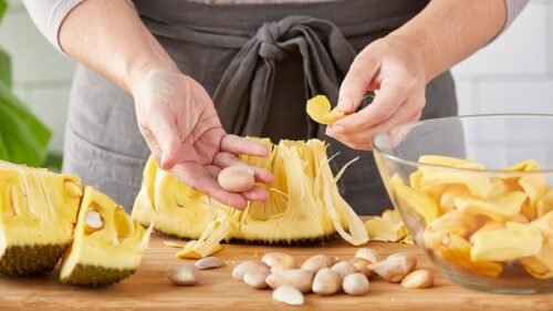 chuẩn bị nguyên liệu để  nướng hạt mít bằng lò vi sóng 