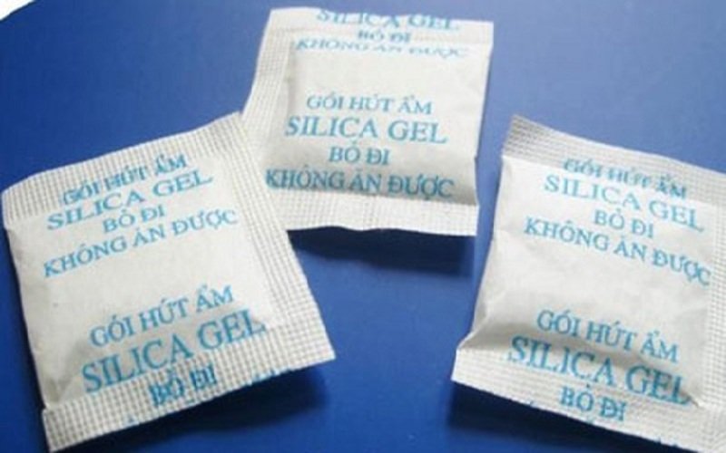 Dùng gói hút ẩm để bảo quản bánh quy bơ
