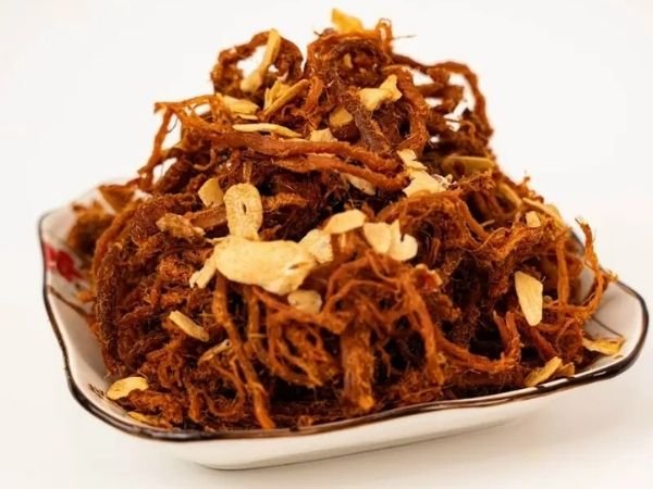 Hình ảnh 100g heo khô cháy tỏi để người dùng dễ hình dung khẩu phần